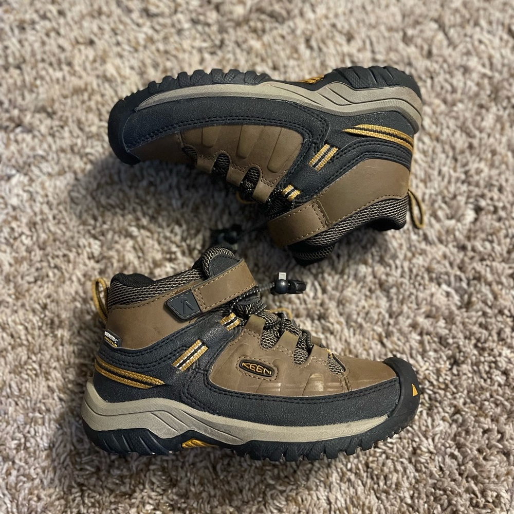 KEEN HIKING BOOTS 🥾 (big boy size12)